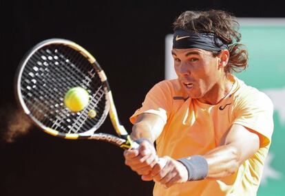 Nadal devuelve la bola a su compatriota Granollers durante el partido