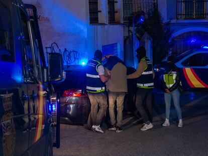 La policía traslada a uno de los detenidos en Lanjarón (Granada) el día de su arresto.