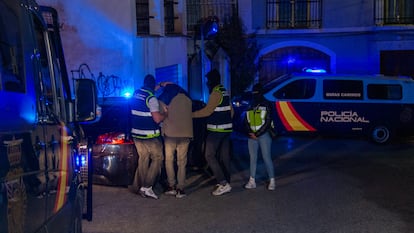 La policía traslada a uno de los detenidos en Lanjarón (Granada) el día de su arresto.