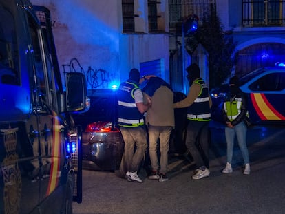 LANJARÓN (GRANADA), 21/11/2023.- Efectivos de la Policía Nacional registran este martes una vivienda del centro de Lanjarón (Granada) junto a uno de los dos detenidos en este municipio por su presunta relación con el atentado contra el cofundador de Vox y exdirigente del PP, Alejo Vidal-Quadras, el pasado 9 de noviembre. EFE/ Alba Feixas
