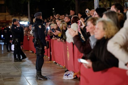 Numerosas personas en los exteriores de la catedral de Valencia, donde tiene lugar el funeral por las víctimas de la dana.
