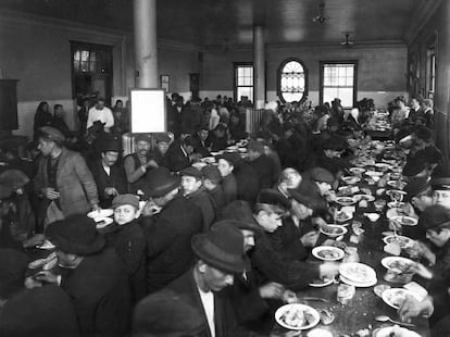 Comedor del centro de inmigrantes de Ellis Island.