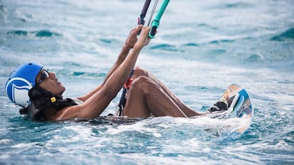 Barack Obama practicando deporte en el agua.