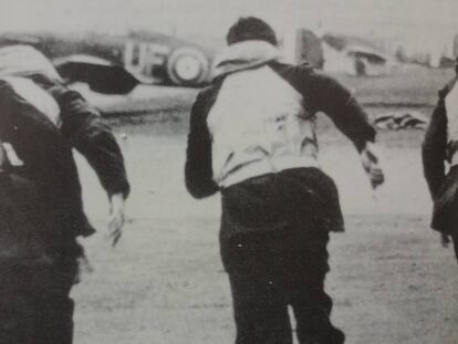 Pilotos de la RAF corren a sus aeroplanos durante la Batalla de Inglaterra.
