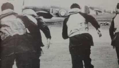 Pilotos de la RAF corren a sus aeroplanos durante la Batalla de Inglaterra.