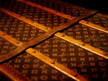 En 1896, Georges Vuitton introdujo las iniciales “LV” en la lona de los baúles que fabricaba la empresa familiar como un homenaje a su padre, Louis Vuitton. Así nació el primer logo de la industria del lujo.