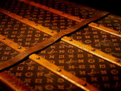 In 1896, Georges Vuitton introduced the initials “LV” on the canvas of the trunks that his family business manufactured as a homage to his father, Louis Vuitton. So was born the first logo in the luxury industry.