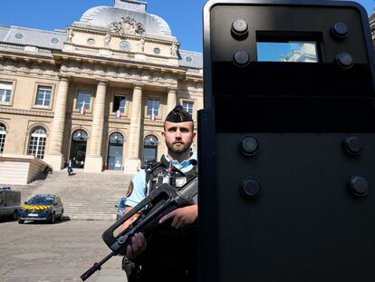 Un agente vigila el Palacio de Justicia de París donde este miércoles comienza el juicio por los atentados del 13 de noviembre de 2015.