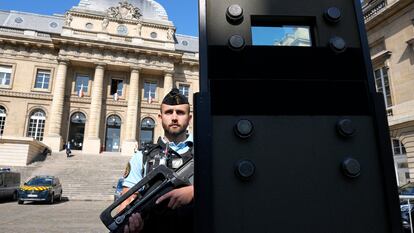 Um agente vigia o Palácio de Justiça de Paris, onde começa nesta quarta-feira o julgamento pelos atentados de 13 de novembro de 2015.