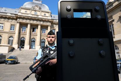 Un agente vigila el Palacio de Justicia de París donde este miércoles comienza el juicio por los atentados del 13 de noviembre de 2015.