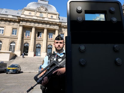 Um agente vigia o Palácio de Justiça de Paris, onde começa nesta quarta-feira o julgamento pelos atentados de 13 de novembro de 2015.