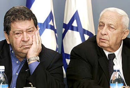 El primer ministro israelí, Ariel Sharon, y su ministro de Defensa, Benjamín Ben Eliezer declaran a Arafat "enemigo" del país y envían tropas al complejo presidencial de Arafat en Ramala (REUTERS).