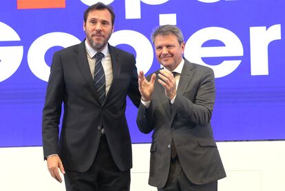 El ministro de Transportes, Óscar Puente, junto al nuevo secretario de Estado de Transportes, José Antonio Santano.