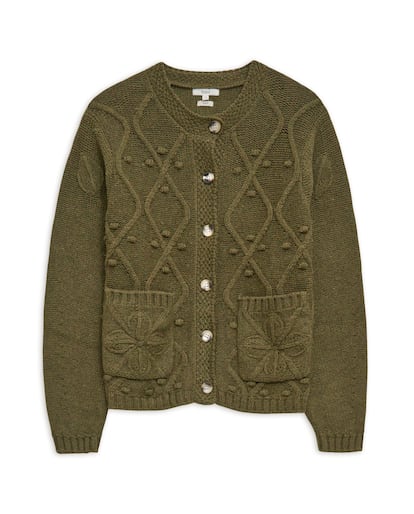 We’ve fallen in love with this Yerse model, which is clearly reminiscent of the iconic Austrian jackets. CPV