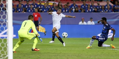 El delantero argentino del Sevilla Luciano Vietto (c) intenta llegar a la portería de Anthony Lopes (i), del Olympique de Lyon, durante el partido de la segunda jornada de la fase de grupo de la Liga de Campeones que ambos equipos disputan en el estadio Sánchez-Pizjuán.