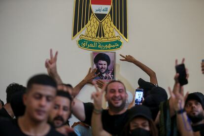 Los partidarios del clérigo iraquí protestan dentro de la Zona Verde. El movimiento sadrista, bajo la coalición Sairún (Caminantes), ganó los comicios de octubre al obtener 73 de los 329 escaños en juego, que no fueron suficientes para gobernar sin contar con sus opositores, alineados mayoritariamente con Teherán.