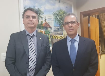 O presidente eleito Jair Bolsonaro anunciou via Twitter a escolha de Bento Costa Lima Leite de Albuquerque Junior para chefiar o ministério de Minas e Energia. Ele é Diretor Geral de Desenvolvimento Nuclear e Tecnológico da Marinha e Almirante de Esquadra.