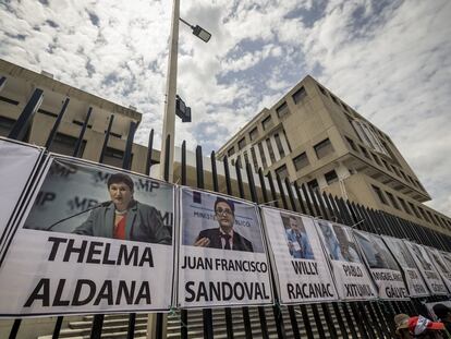 Retratos de exiliados políticos instalados durante una manifestación en el exterior de la sede del Ministerio Público en Ciudad de Guatemala, este viernes 25 de agosto.