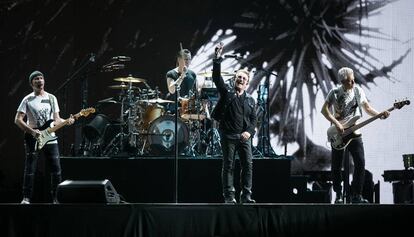 U2 durant el seu concert, dimarts a Barcelona.
