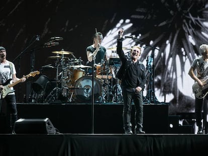 U2 durant el seu concert, dimarts a Barcelona.