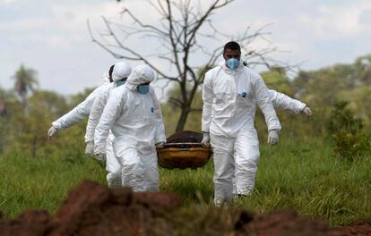 Equipe de resgate recupera corpo após barragem ruir em Brumadinho