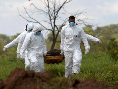 Equipe de resgate recupera corpo após barragem ruir em Brumadinho