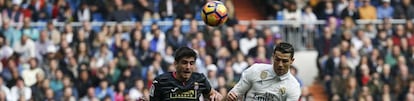 Gerard Moreno y Cristiano Ronaldo disputan un balón aéreo.