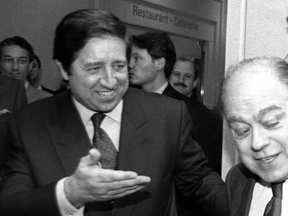 El empresario Javier de la Rosa (izquierda) y Jordi Pujol, durante la inauguración de la clínica Tecnon de Barcelona, en 1994.