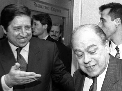 Javier de la Rosa (izquierda) y Jordi Pujol, durante la inauguración de la clínica Tecnon de Barcelona en 1994.