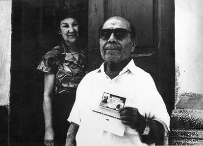 Cristóbal Sánchez junto a su mujer, María del Carmen Rodríguez, antes de votar en un colegio electoral en Almería, en las elecciones andaluzas del 23 de junio de 1990. El índice de abstención se situó en el 44,51%. Las altas temperaturas (44 grados en Sevilla a las cuatro de la tarde), la elección de un sábado y la retransmisión del Colombia-Camerún de los Mundiales de Italia 90, entre las explicaciones dadas por los analistas para que cuatro de cada diez andaluces decidieran no ir a votar.