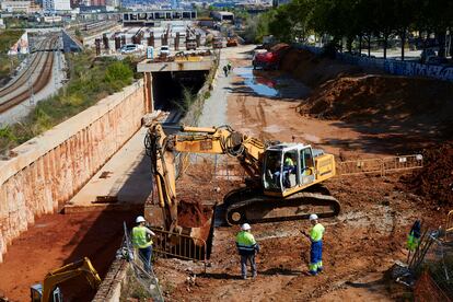 Trabajos en la estación de La Sagrera, durante el confinamiento