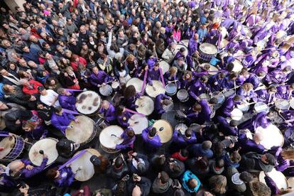 Tradicional acto de la Rompida de la hora en Calanda (Teruel), donde miles de tambores y bombos comienzan a tocar a la vez, un año más se ha cumplido la tradición en todas las poblaciones turolenses que conforman de la Ruta del Tambor y el Bombo, que cuenta desde 2014 con el reconocimiento de Fiesta de Interés Turístico Internacional, el 30 de marzo.