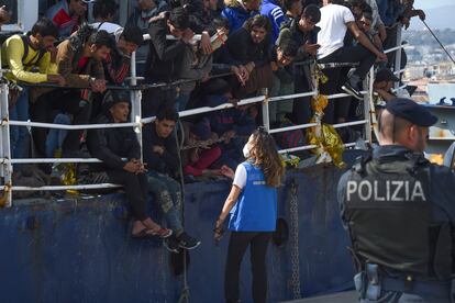 Migrantes esperan para desembarcar en el puerto siciliano de Catania, este miércoles.