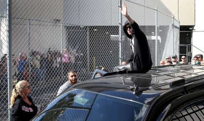 Justin Bieber, en el momento de saludar a su fans, tras salir de la c&aacute;rcel.