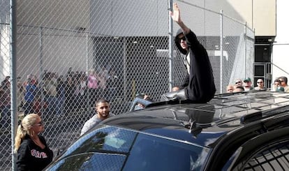 Justin Bieber, en el momento de saludar a su fans, tras salir de la cárcel.
