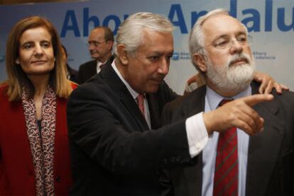 Javier Arenas, en el centro, junto a la nueva ministra de Empleo y Seguridad Social, Fátima Báñez, y el de Agricultura, Miguel Arias Cañete.