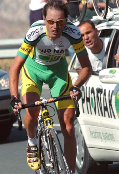 Santi Pérez, ascendiendo a Sierra Nevada.