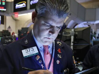 Un operador en la Bolsa de Nueva York.