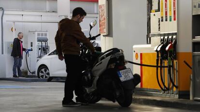 Un motorista reposta en una estación de servicio.