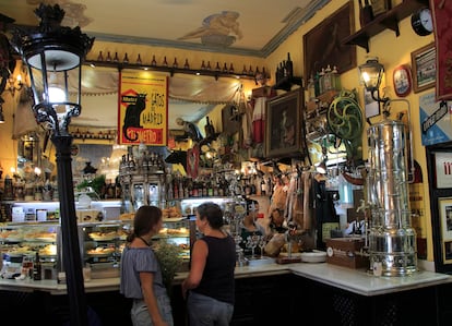Madrid'in merkezindeki geleneksel Los Gatos meyhanesi.