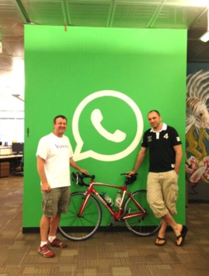 Brian Acton, cofundador de WhatsApp (izquierda), junto a Jan Koum, consejero delegado y cofundador.