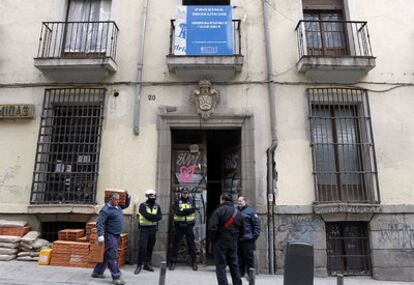 Desalojo en un edifico okupado en la calle Corredera Alta.