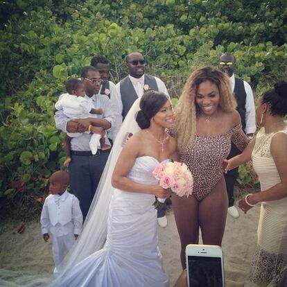 Serena Williams sorprendió a una pareja que se estaba casando en la playa de Miami, en mayo de 2014. La tenista posó con un bañador de leopardo junto a los novios.