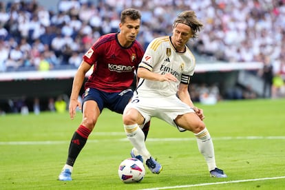 Luka Modric  y Lucas Torro en una jugada durante el  partido.