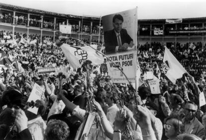 Con todo, el PSOE logró movilizar a última hora a sus votantes (en la imagen, un mitin en Cáceres) hasta sumar finalmente más de nueve millones de votos. Con 159 escaños, se quedaba lejos de la mayoría absoluta, por lo que para la investidura de González contó con los 17 apoyos de CiU y los 5 del PNV. Aunque derrotado, el Partido Popular rompía su techo hasta entonces con más de ocho millones de votos y 141 diputados. La movilización del voto progresista para evitar un triunfo la derecha llevaban a IU a ganar solamente un diputado (18 en total).