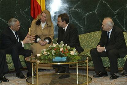 Rodríguez Zapatero, durante las entrevistas que mantuvo ayer en el Congreso con Colin Powell y Tony Blair (abajo). A la derecha, Miguel Ángel Moratinos.