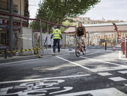 Un usuario de Bicing pasea sobre un carril bici del barrio de Sant Antoni