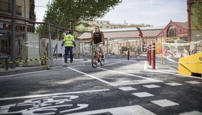 Un usuario de Bicing pasea sobre un carril bici del barrio de Sant Antoni