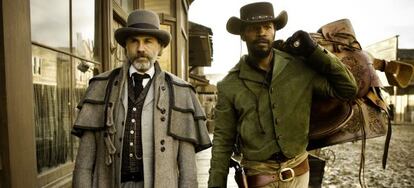 Un fotograma de la película con Christoph Waltz (izqueirda) y Jamie Foxx.