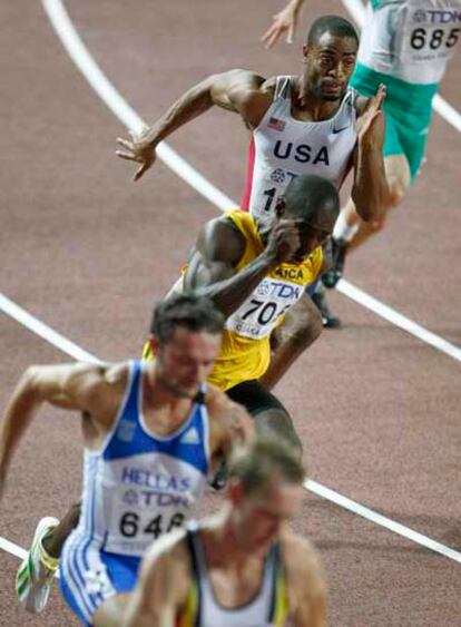 Tyson Gay (arriba), en plena curva.